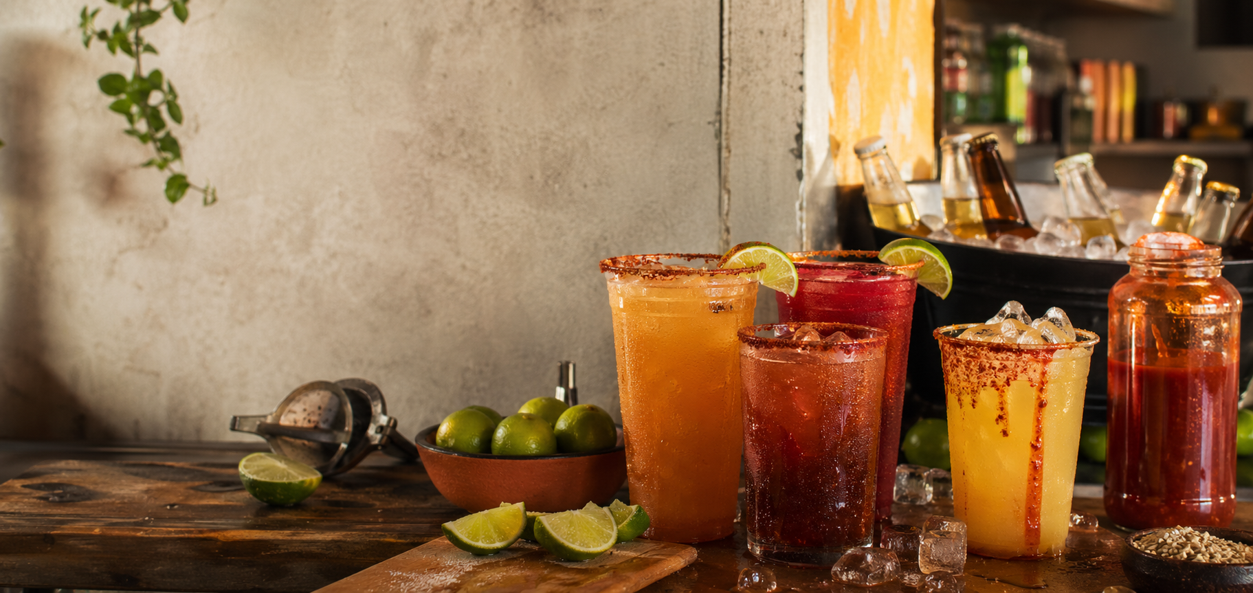 Coctel preparado con fruta y limon
